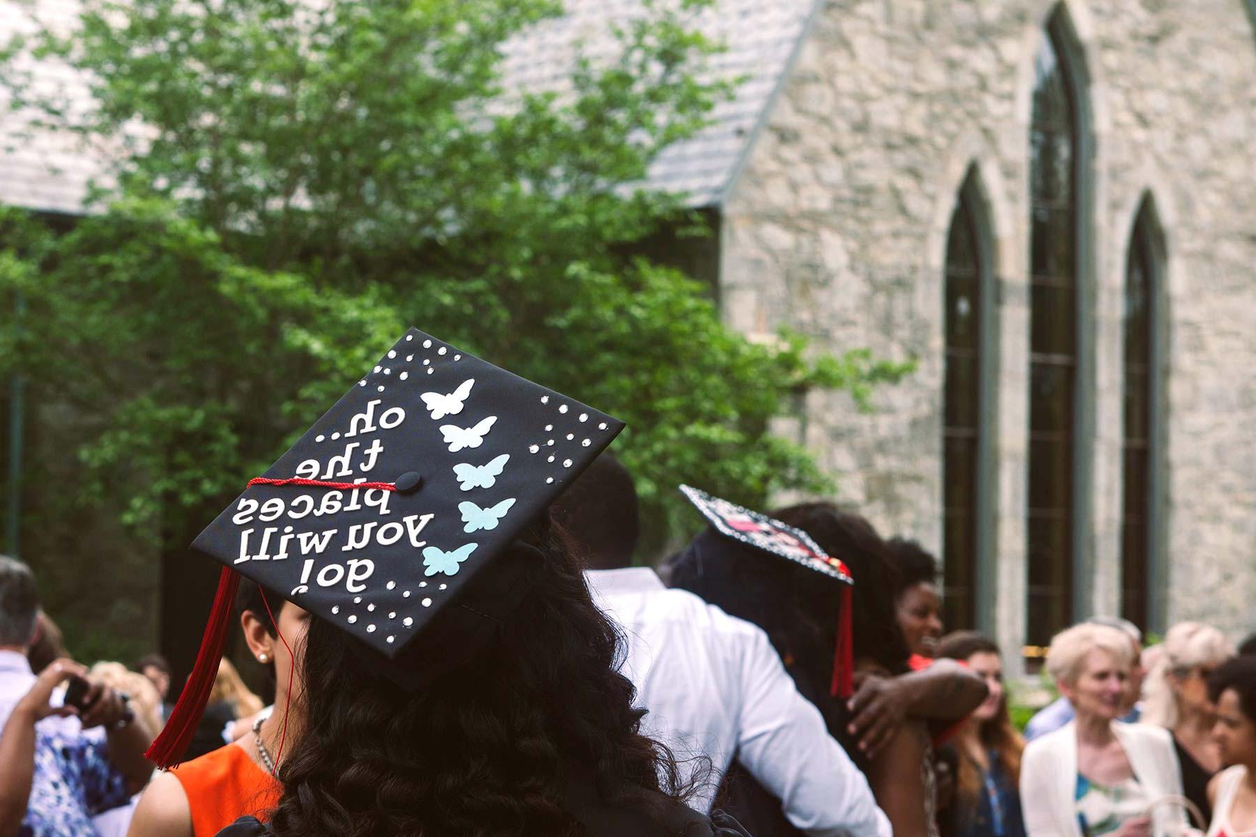 一顶毕业帽上写着:哦，你要去的地方